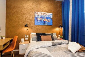 Habitación doble, 1 cama matrimonial, baño privado | Cortinas blackout, tabla de planchar con plancha y wifi gratis 