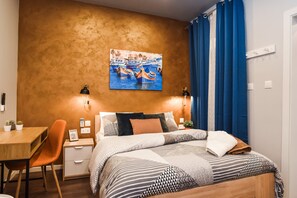 Habitación doble, 1 cama matrimonial, baño privado | Cortinas blackout, tabla de planchar con plancha y wifi gratis 