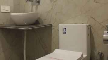 Deluxe Double Room | Bathroom