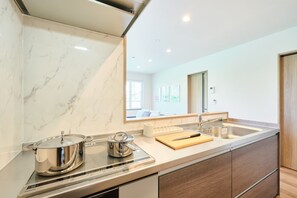 Villa familiar, vistas a la montaña | Cocina privada | Nevera en la zona común, microondas en la zona común y tostadora