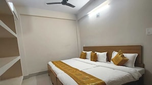 Un dormitorio con cama, ventilador de techo y cabecera de madera.