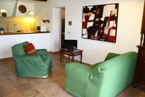 Classic House, 3 Bedrooms | Living room | Fireplace