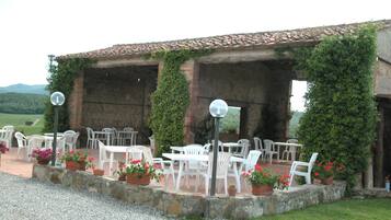 Classic House, 3 Bedrooms | Tempat makan luar