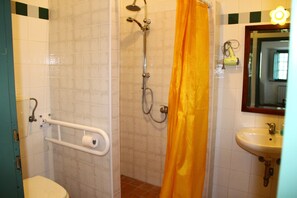 Deluxe House, 2 Bedrooms | Bathroom | Shower - Nice Apartment in Guasticce With Pool (Collesalvetti)