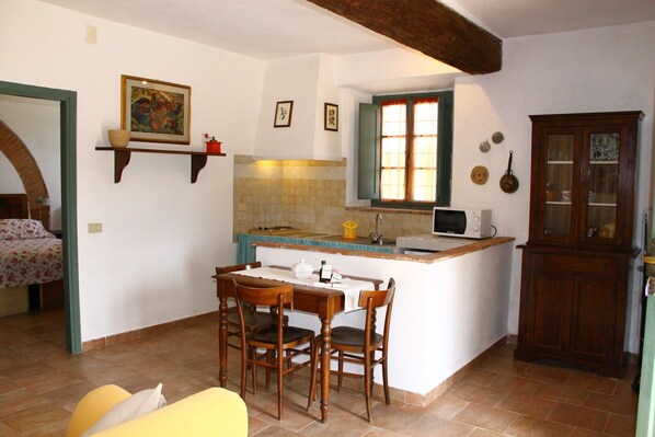 Oven, highchair - Nice Apartment in Guasticce With Pool (Collesalvetti)