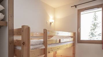 Classic Apartment, 2 Bedrooms | 4 bedrooms, bed sheets
