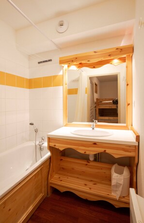 Comfort Apartment, 2 Bedrooms | Bathroom - Apartment in Valfrejus Near Gondola (Modane)