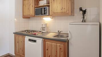 Classic Apartment, 2 Bedrooms | Dapur peribadi | Peti sejuk, ketuhar gelombang mikro, mesin basuh pinggan mangkuk