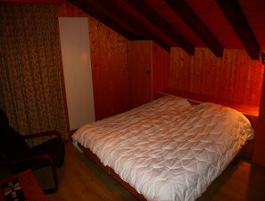 Classic Apartment, 4 Bedrooms | 12 bedrooms, individually furnished, bed sheets - Sunny Chalet in Veysonnaz for 10 Guests (Veysonnaz)