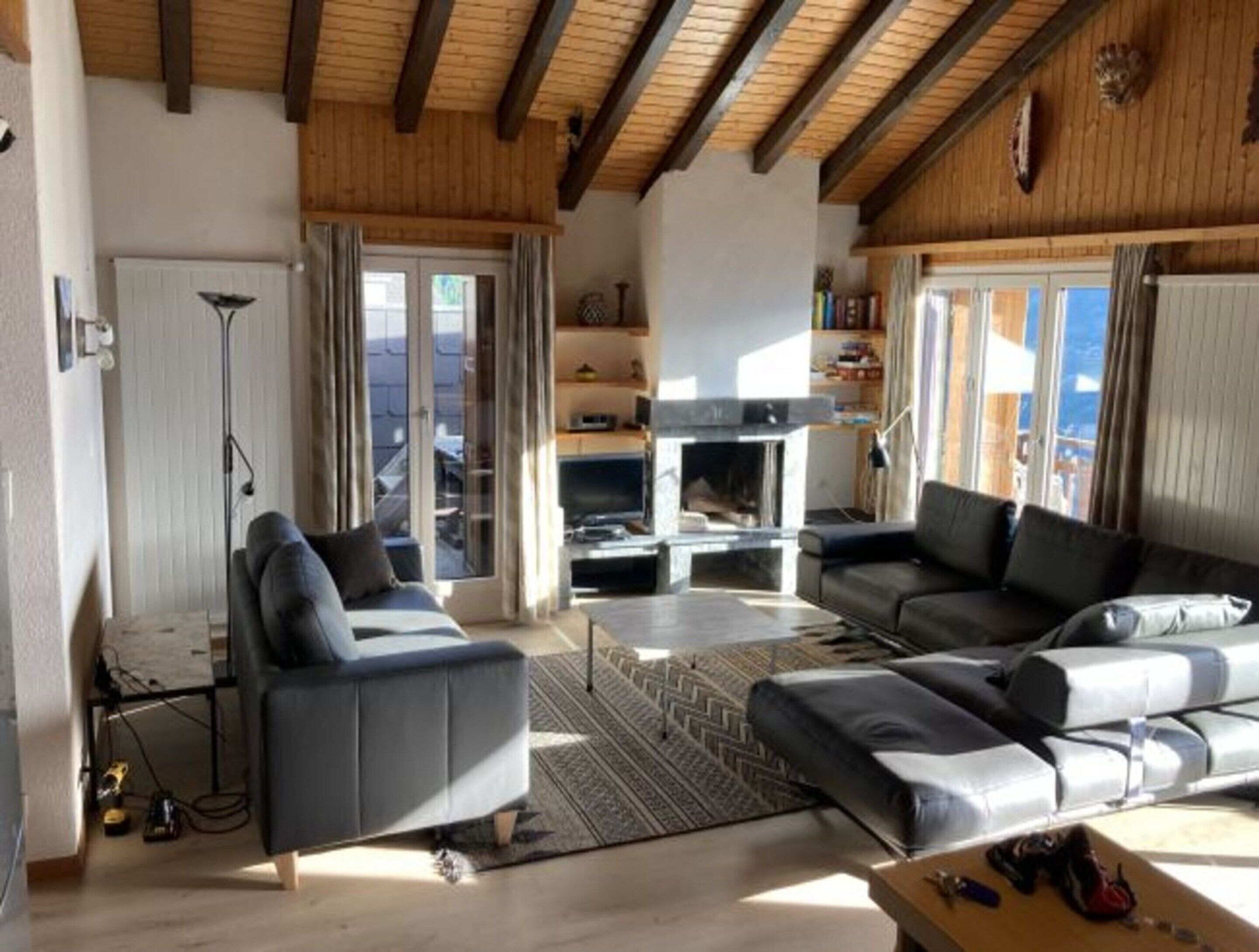 Classic Apartment, 4 Bedrooms | Living room | Fireplace, DVD player