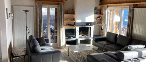 Classic Apartment, 4 Bedrooms | Living room | Fireplace, DVD player