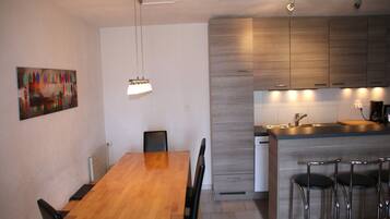 Apartemen Comfort, 4 kamar tidur | Tempat makan