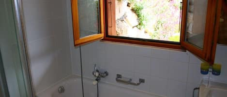 Chalet clásico, 5 habitaciones | Baño | Tina