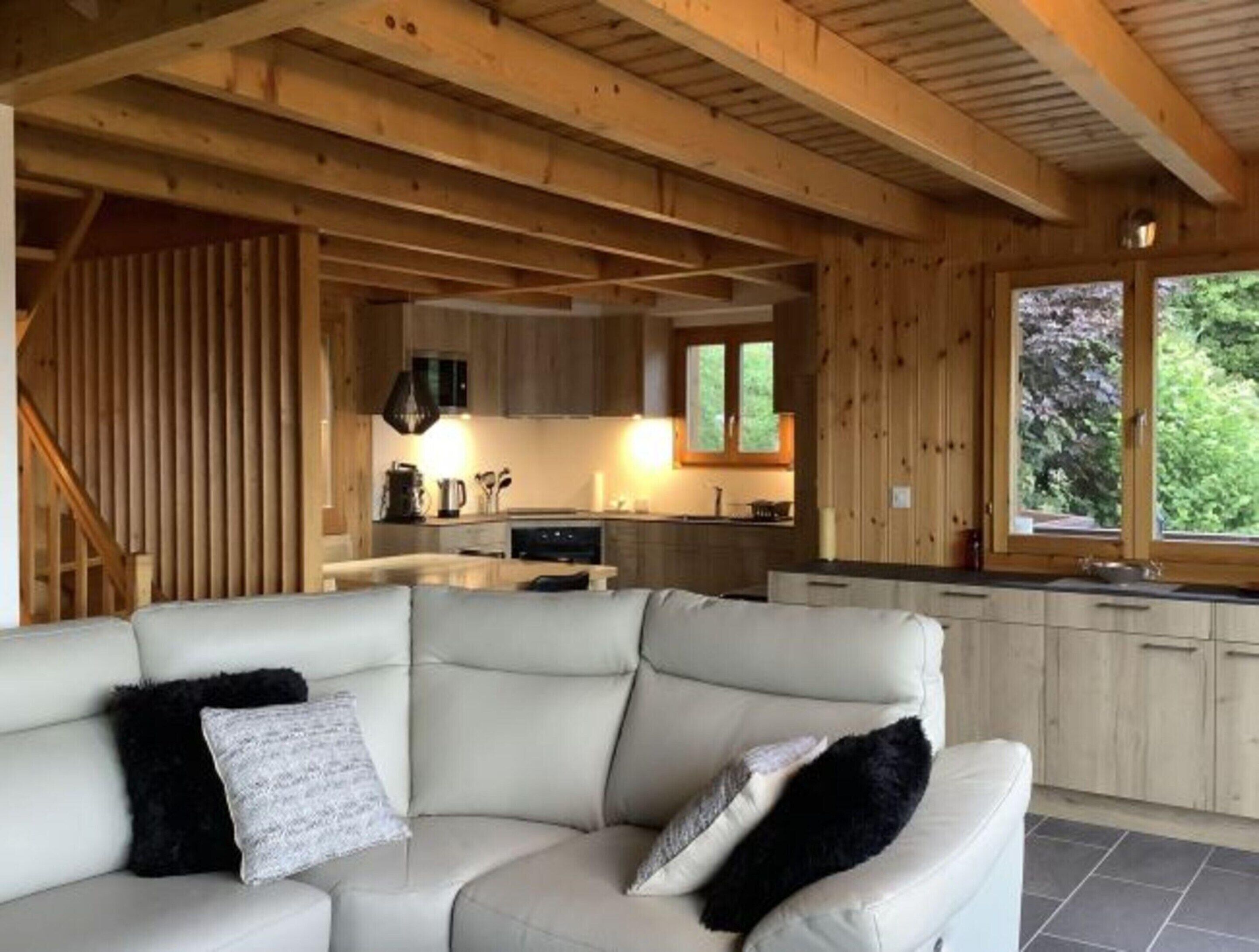 Klassieke chalet, 5 slaapkamers | Woonkamer | Een open haard en een dvd-speler