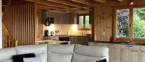 Chalet classique, 5 chambres | Salle de séjour | Foyer, lecteur de DVD