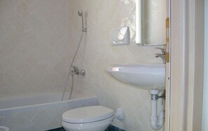 Classic House, 1 Bedroom | Bathroom - Ferienwohnung fur 4 Personen in Imperia (Imperia)