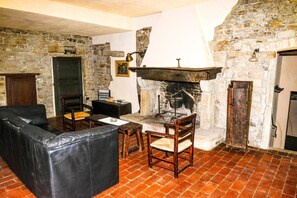 Classic House, 2 Bedrooms | Living room