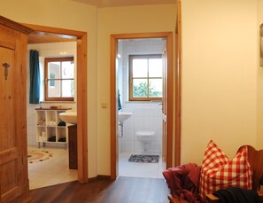 Bathroom - Vacation apartment/apartment for 4 guests with 84m² in Bad Bayersoien (300324) (Bad Bayersoien)