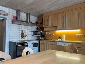 Appartement Confort, 3 chambres, patio, vue montagne | Salle à manger