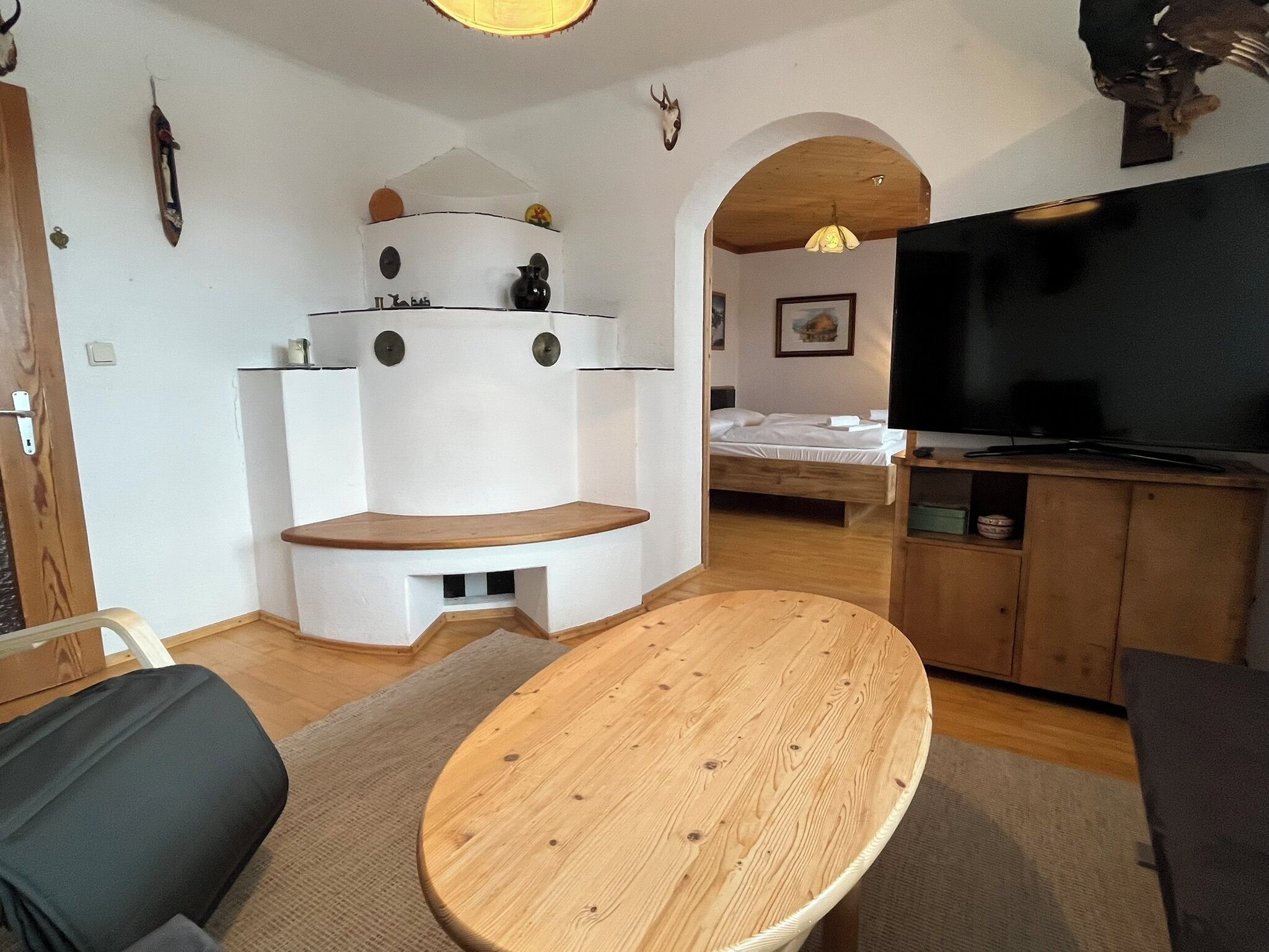 Comfort-Apartment, 3 Schlafzimmer, Terrasse, Bergblick | Wohnzimmer | 50-Zoll-Flachbildfernseher mit Kabelempfang