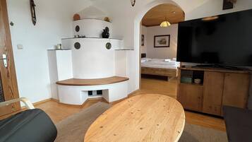 Comfort-Apartment, 3 Schlafzimmer, Terrasse, Bergblick | Wohnzimmer | 50-Zoll-Flachbildfernseher mit Kabelempfang