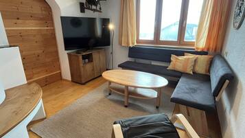 Appartement Confort, 3 chambres, patio, vue sur la montagne | Salle de séjour