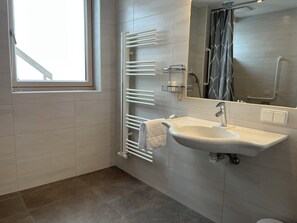 Comfort-huoneisto, 3 makuuhuonetta, patio, vuoristonäköala | Kylpyhuone