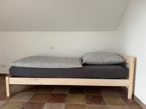 4 bedrooms, WiFi, bed sheets - Fitters' apartment for 7 people in Windeck (Windeck)