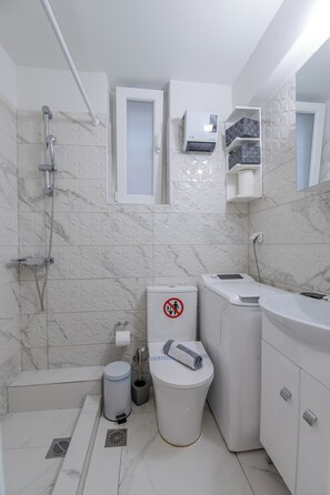 Bathroom - Paleo Faliro Gardenbay (Paleo Faliro)