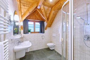 Dusche, Haartrockner, Handtücher