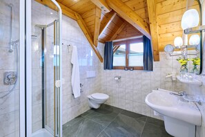 Dusche, Haartrockner, Handtücher