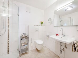 Dusche, Haartrockner, Handtücher