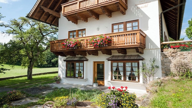 Ein zweistöckiges Gebäude mit einem hölzernen Balkon und Blumenkästen.