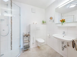 Shower, hair dryer, towels - Vacation apartment Nelke, up to 2 persons, upper floor, 50 sqm (Waging am See)