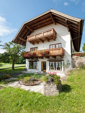 Exterior - Rose vacation apartment, up to 2 persons, top floor, 40 sqm (Waging am See)