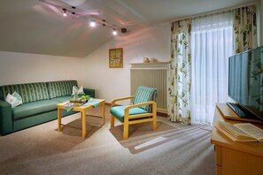 TV, DVD player, ping pong - Vacation apartment Tulip, up to 2 persons, top floor, 40 sqm (Waging am See)