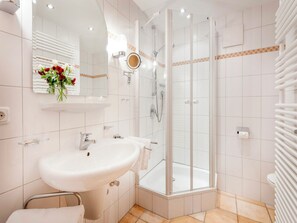Shower, hair dryer, towels - Vacation apartment Tulip, up to 2 persons, top floor, 40 sqm (Waging am See)