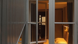 Ein Zimmer mit Bett, Fenster und Tür.