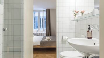 Douche, sèche-cheveux, serviettes fournies, savon
