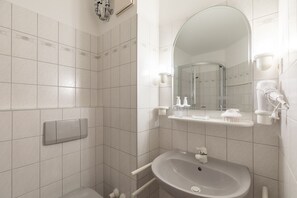 Bathroom - Vrbo Property (Duhnen)