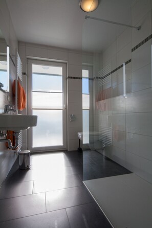 Bathroom - Vrbo Property (Duhnen)