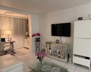 TV - Peaceful 2-bedroom 2 bath apartment in Miami, 
Hospitals, Brickell, Miami Beach (Miami)