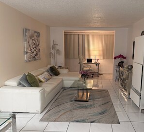 Living area - Peaceful 2-bedroom 2 bath apartment in Miami, 
Hospitals, Brickell, Miami Beach (Miami)