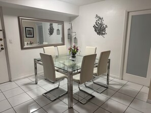 Dining - Peaceful 2-bedroom 2 bath apartment in Miami, 
Hospitals, Brickell, Miami Beach (Miami)