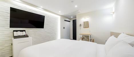 Deluxe Double Room | Desk, free WiFi, bed sheets