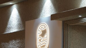 Schild für das HOTEL AZURE mit stilisiertem Logo und koreanischem Text.