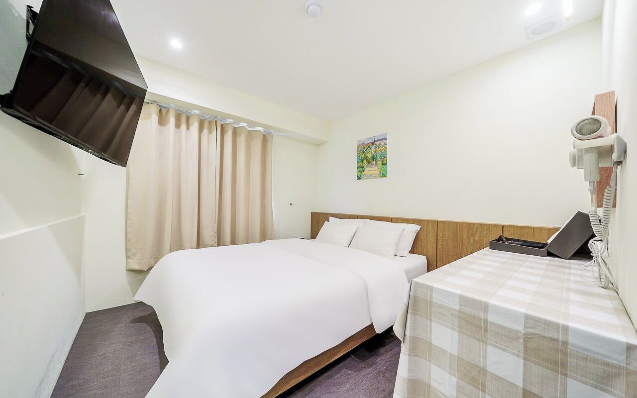 Business Double Room | Desk, free WiFi, bed sheets