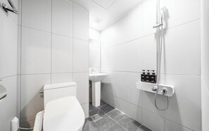 Basic Double Room | Bathroom - Hotel Azure Icheon  (Yeonsu-gu)