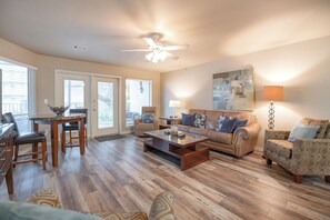Smart TV - POOLSIDE OASIS,  a vacation condo ready to deliver for your entire family. (New Braunfels)