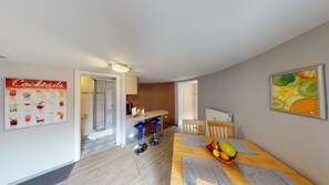 Dining - Apartment 'Historisches Futtermittelsilo' with Private Garden and Wi-Fi (Poppendorf)